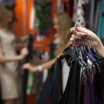 Beżowe płaszcze i kożuszki zimowe – ponadczasowa elegancja, która nie wychodzi z mody